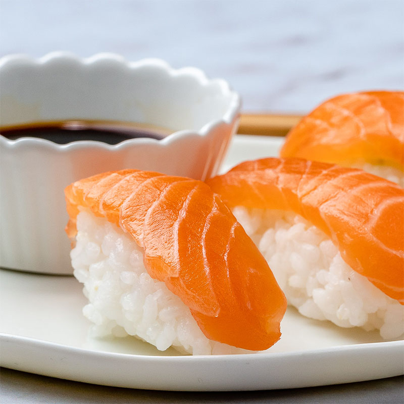 Cách làm sushi cá hồi ngon chuẩn nhà hàng Nhật