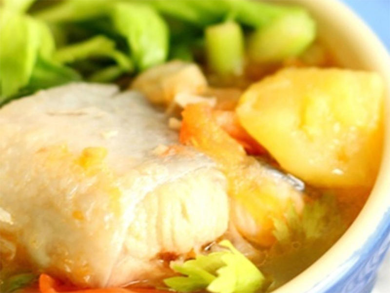 Cách nấu canh chua cá hồi thơm ngon chuẩn vị