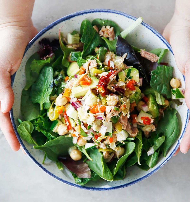 Làm salad cá ngừ